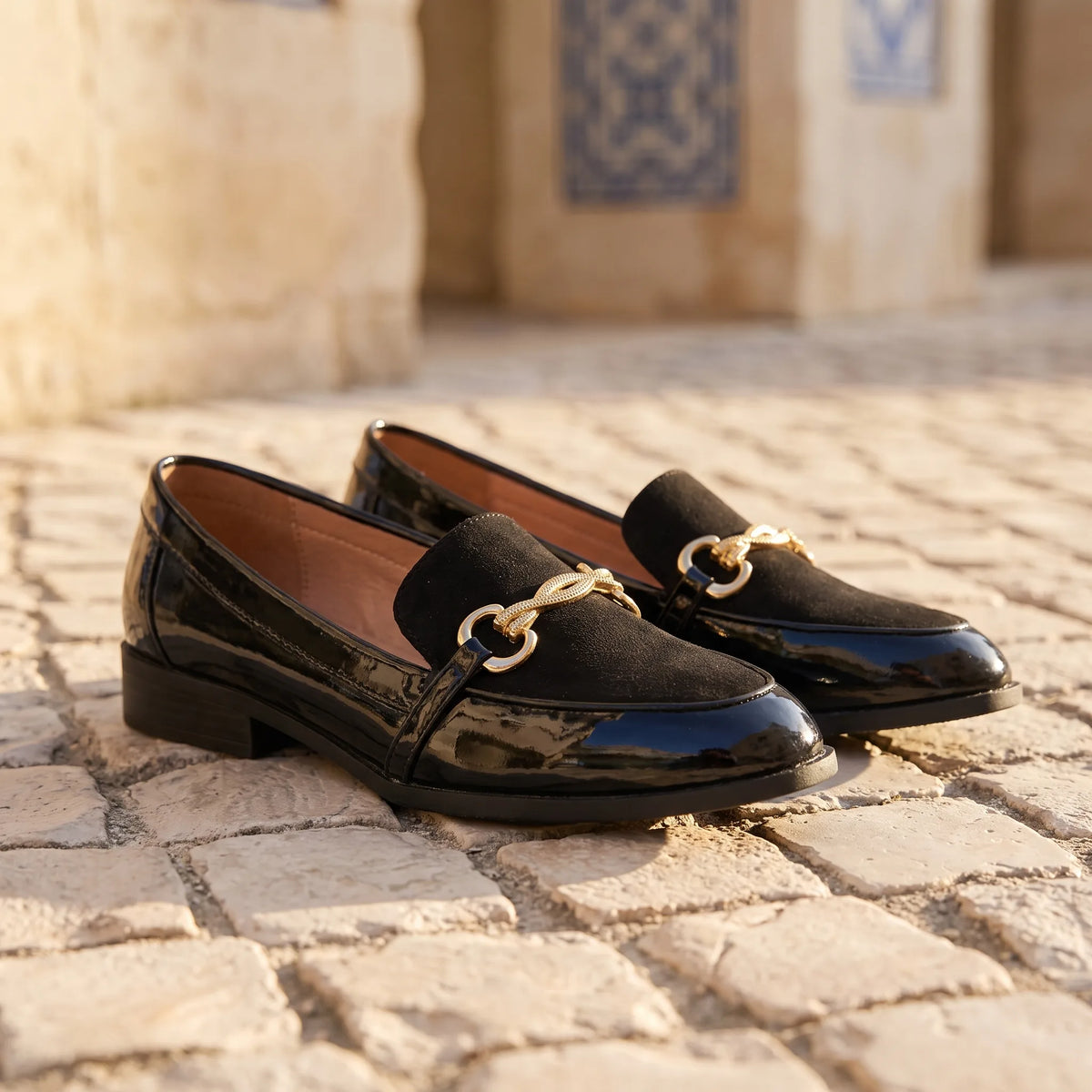 Mocassins Habillés Vernis Noir Et Velours À Mors Dorés - Lifestyle — Mediterranean Editorial