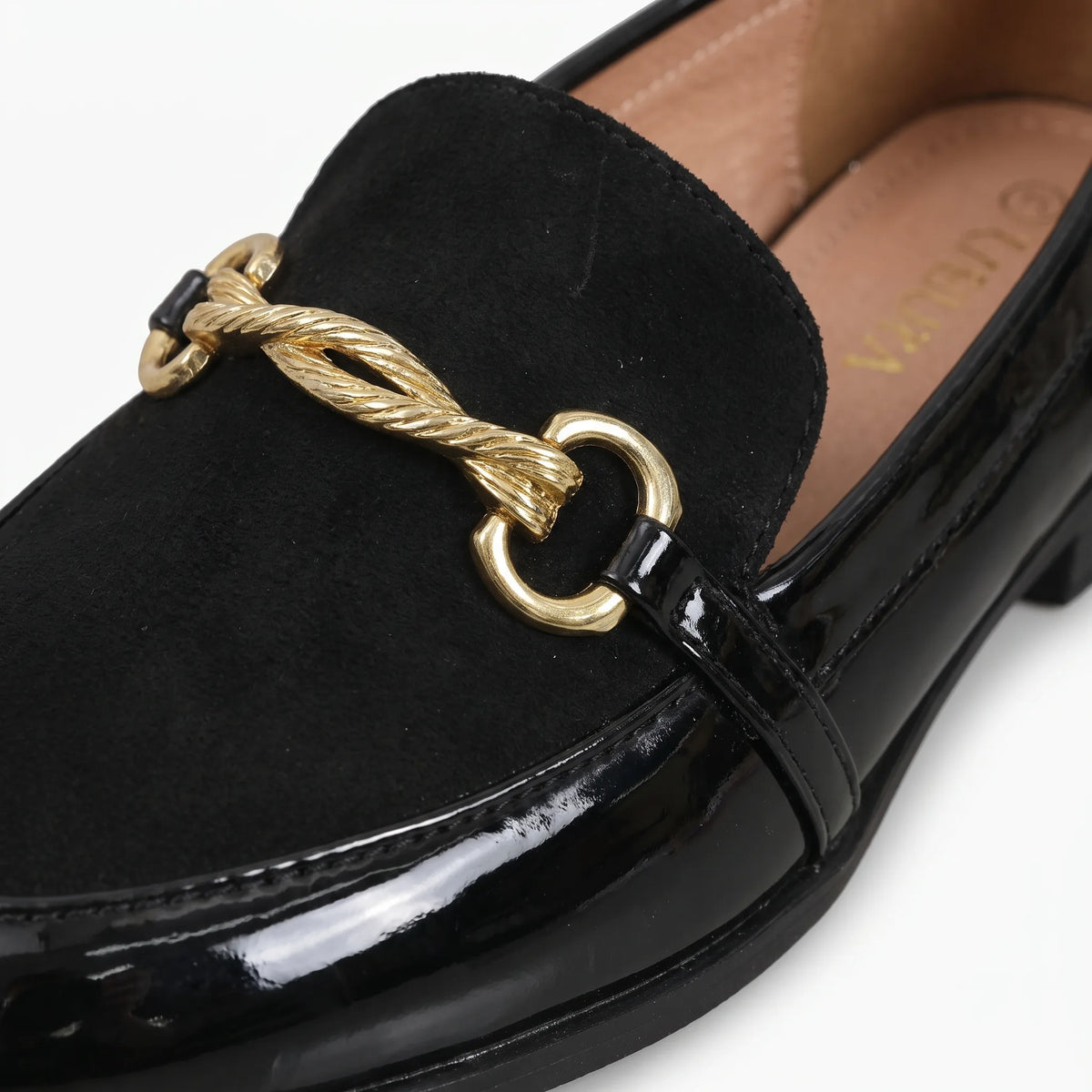 Mocassins Habillés Vernis Noir Et Velours À Mors Dorés - Studio — Detail Close-up