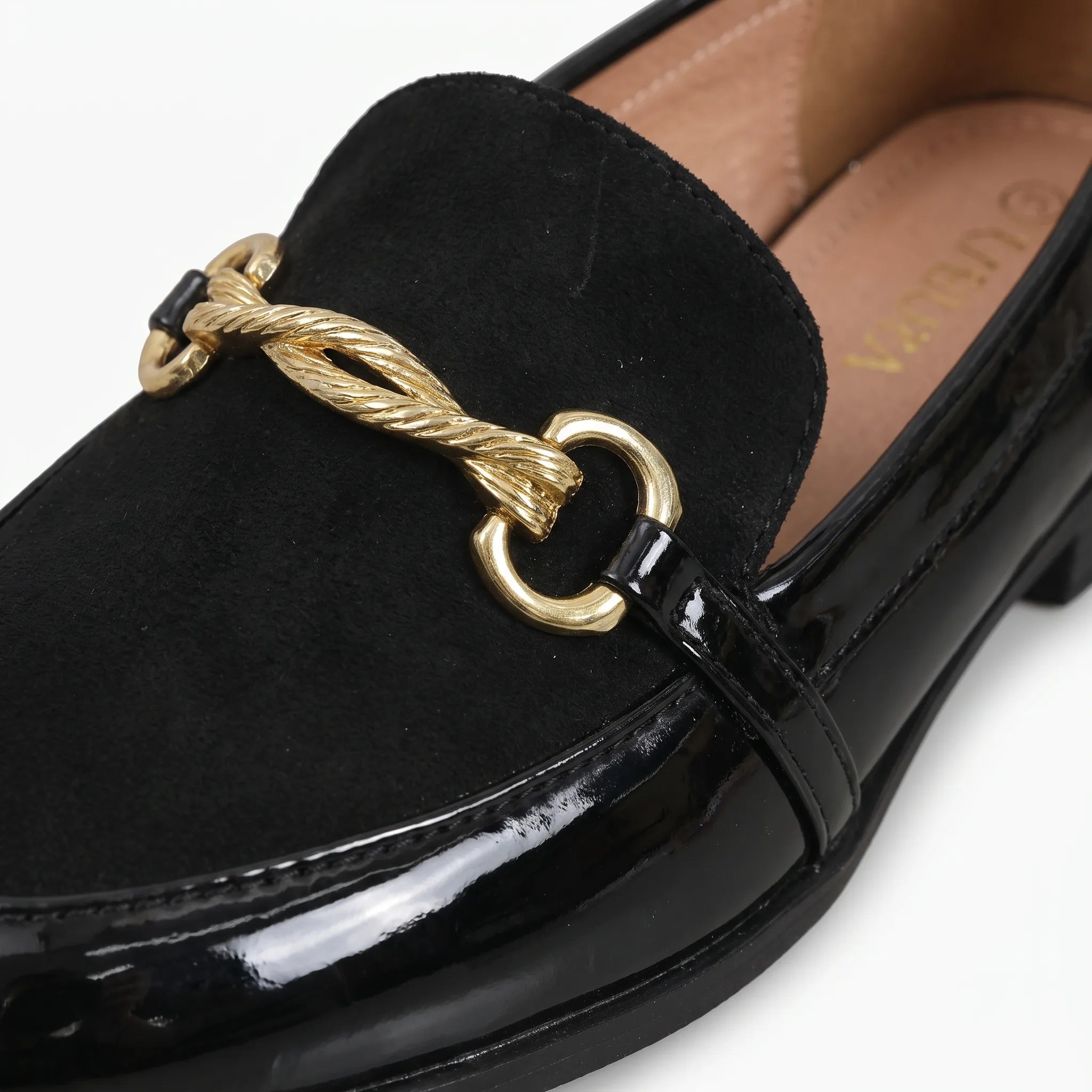 Mocassins Habillés Vernis Noir Et Velours À Mors Dorés - Studio — Detail Close-up