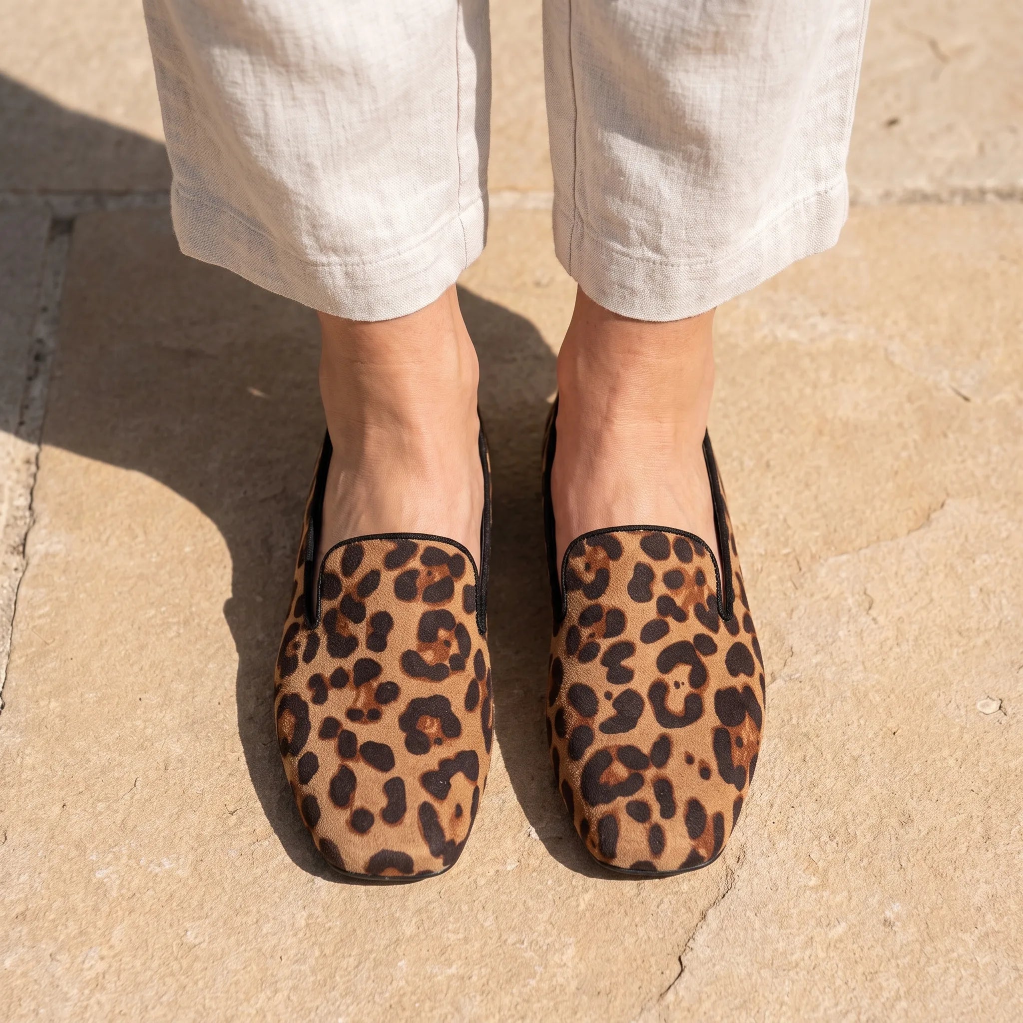 Mocassins Imprimé Léopard À Bout Carré Pour Femme - On-foot — Top-down Worn View Image