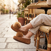 Mocassins Indiens En Daim Fourré À Pompon - Lifestyle — Worn Editorial