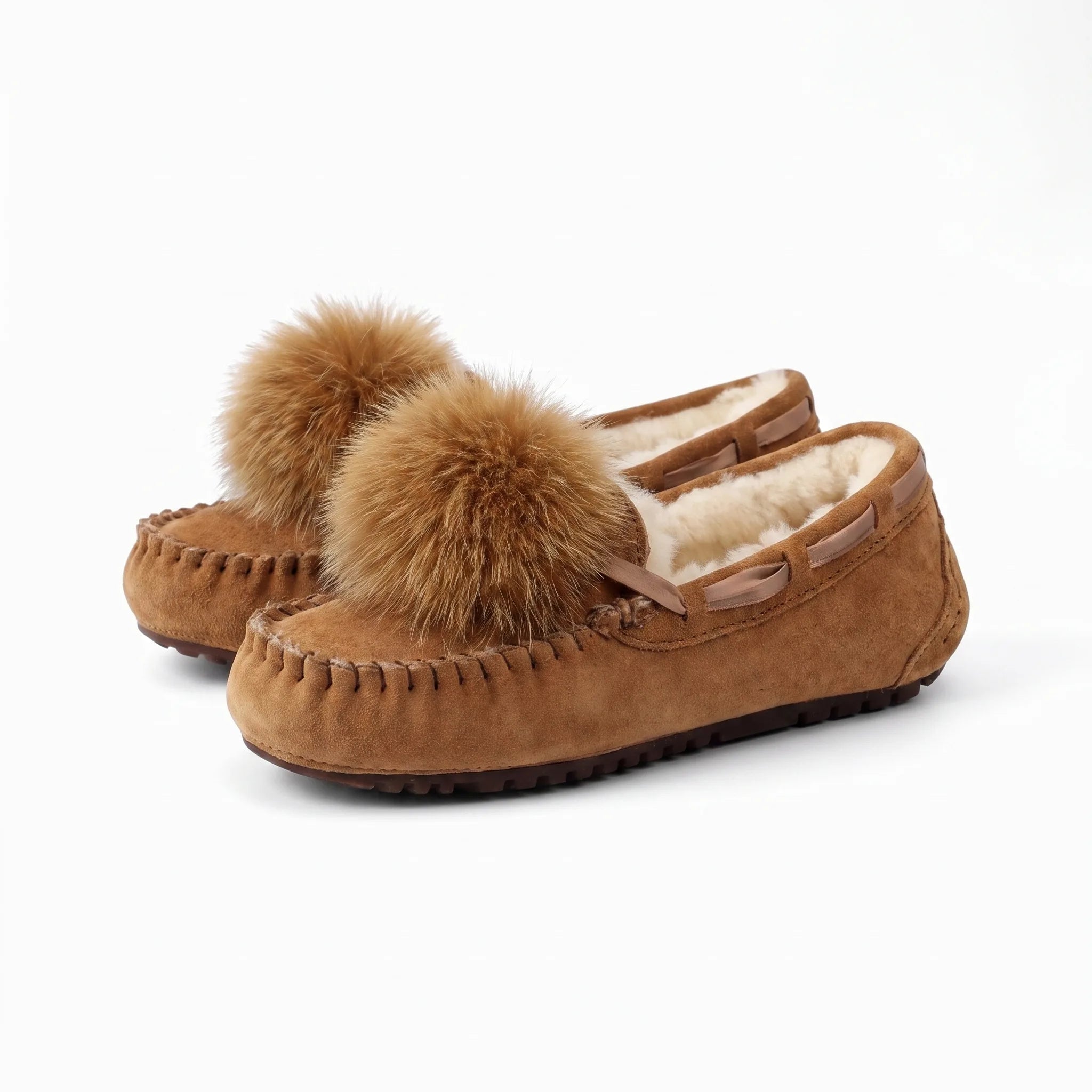Mocassins Indiens En Daim Fourré À Pompon - Studio — Front 3/4 Pair