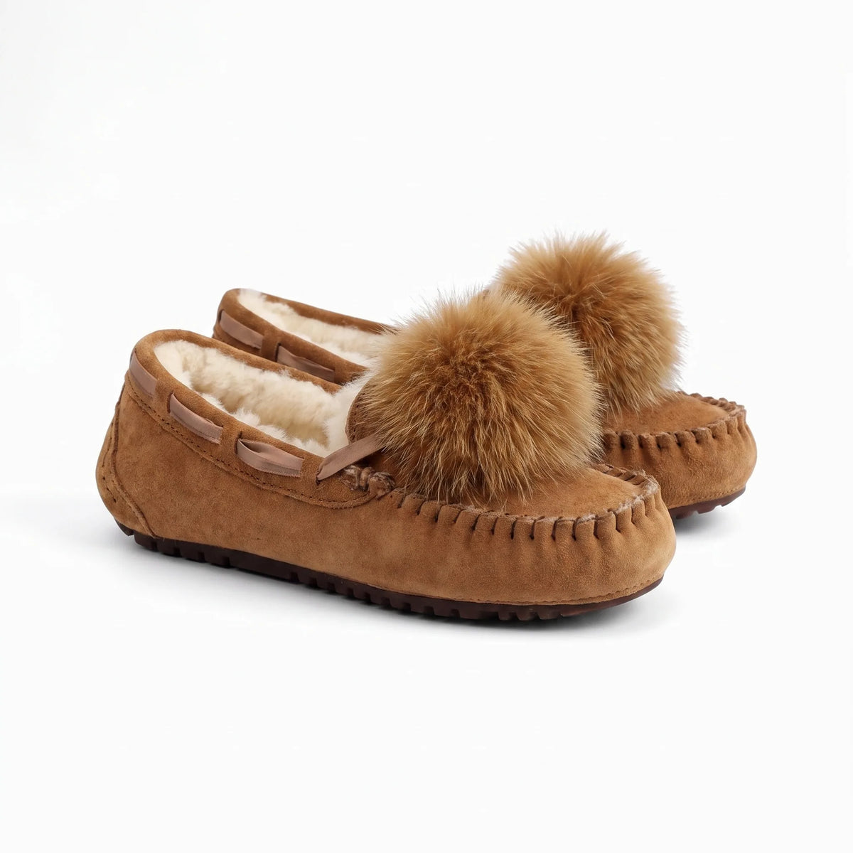 Mocassins Indiens En Daim Fourré À Pompon - Studio — Front 3/4 Pair Image