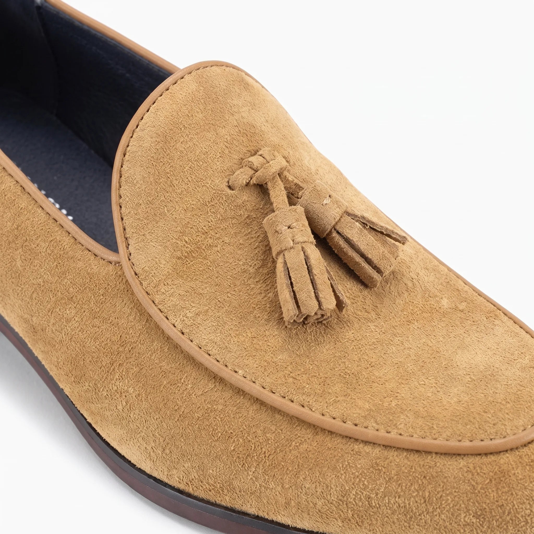 Mocassins Indiens En Daim Pour Homme - Studio — Detail Close-up Image
