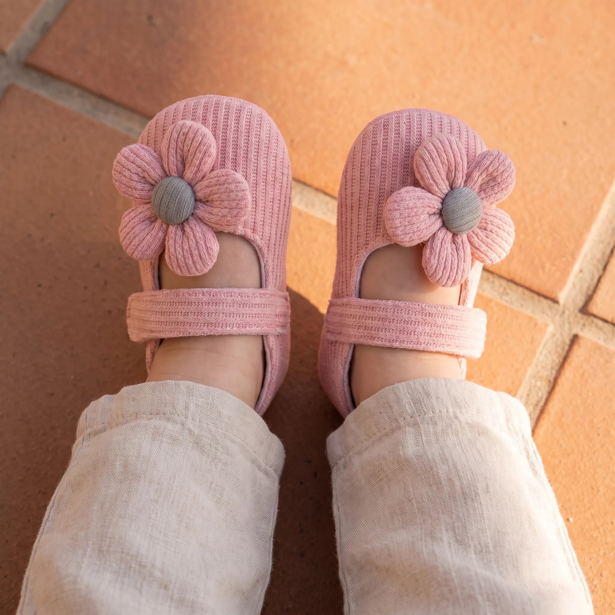 Mocassins Mignons À Fleurs Pour Bébé Fille - On-foot — Top-down Worn View Image
