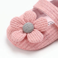 Mocassins Mignons À Fleurs Pour Bébé Fille - Studio — Detail Close-up