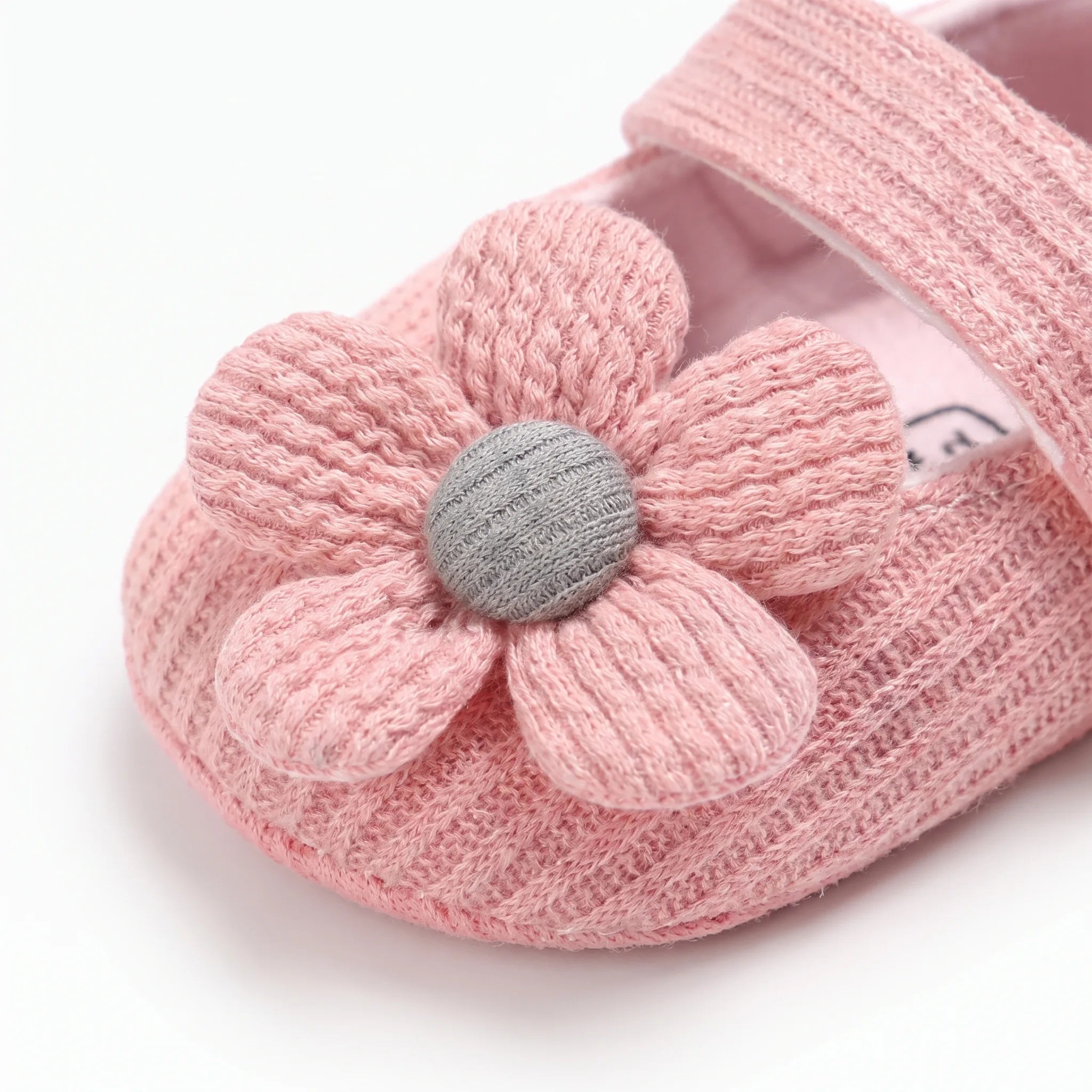 Mocassins Mignons À Fleurs Pour Bébé Fille - Studio — Detail Close-up Image