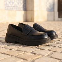 Mocassins Noir Brillant De Printemps Pour Garçons - Lifestyle — Mediterranean Editorial