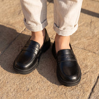 Mocassins Noir Brillant De Printemps Pour Garçons - On-foot — Top-down Worn View