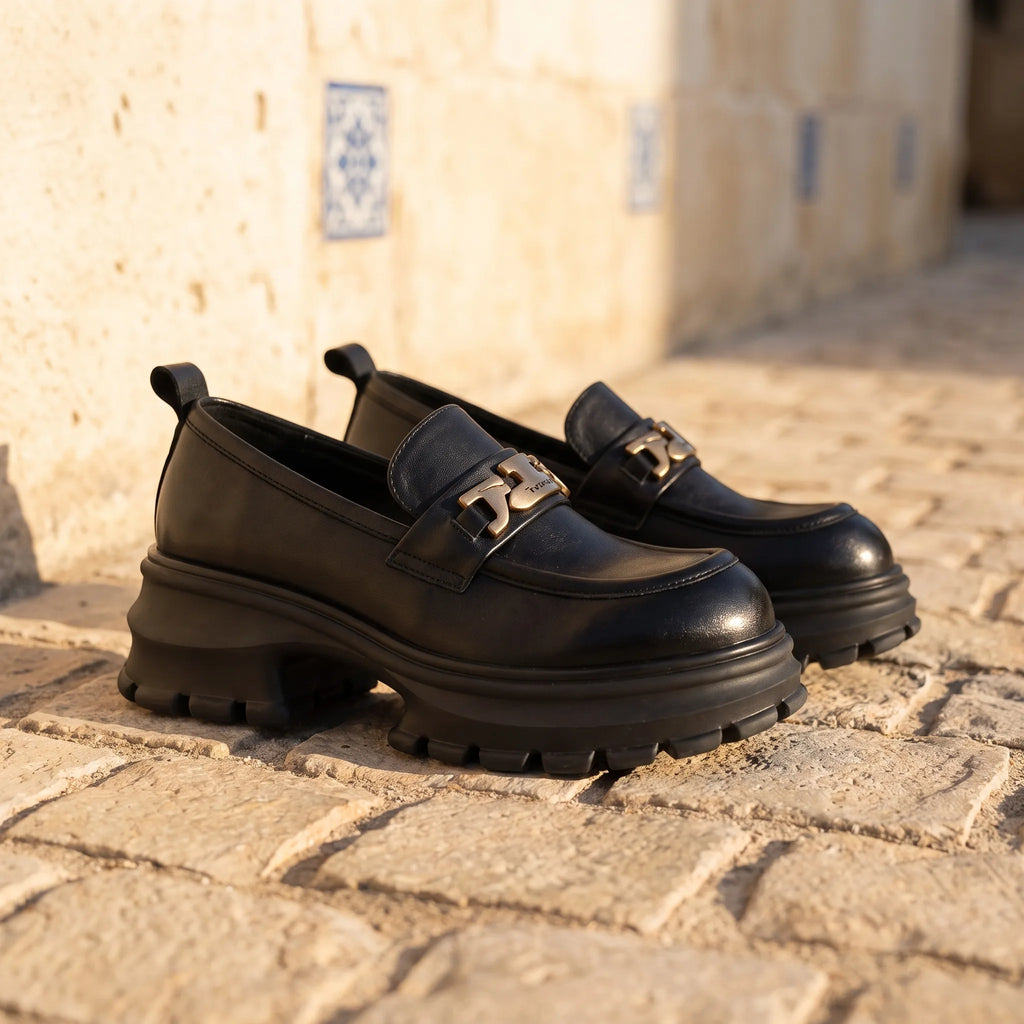 Mocassins Noirs En Cuir À Plateforme Pour Femmes - Lifestyle — Mediterranean Editorial