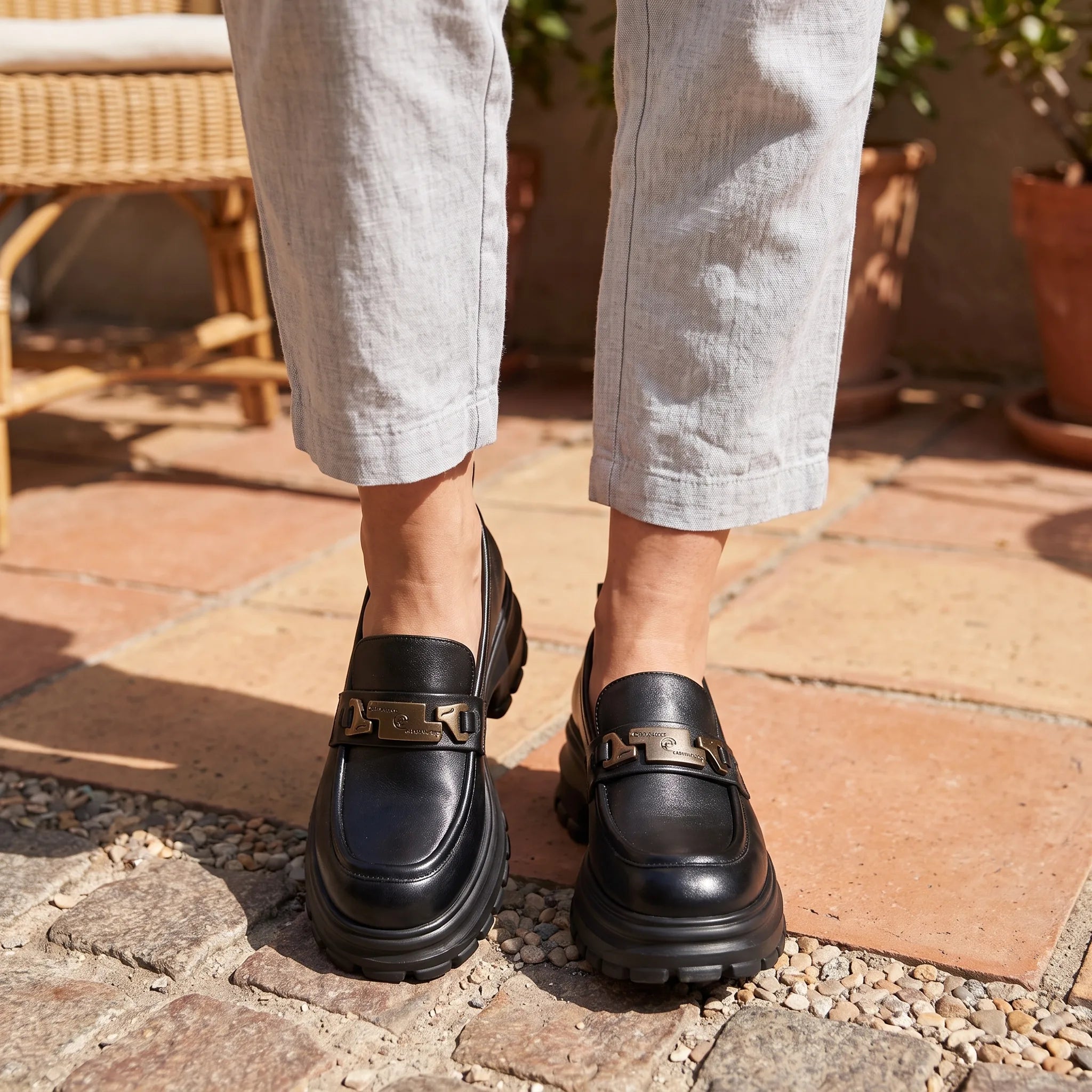 Mocassins Noirs En Cuir À Plateforme Pour Femmes - On-foot — Top-down Worn View Image