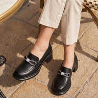 Mocassins Noirs Style Britannique Avec Nœud Papillon Pour Femmes - On-foot — Top-down Worn View