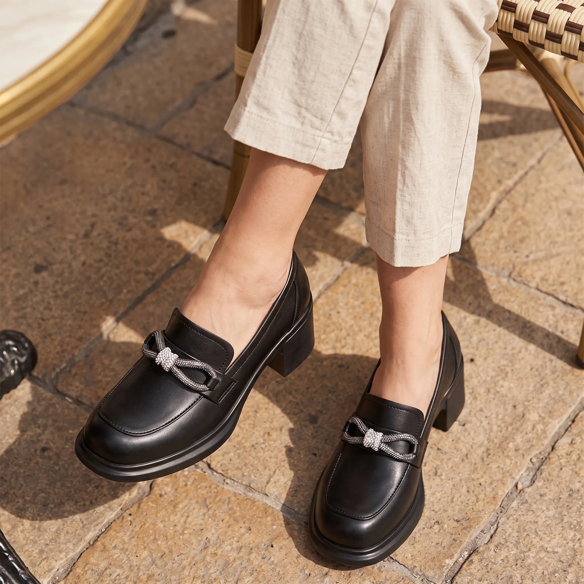 Mocassins Noirs Style Britannique Avec Nœud Papillon Pour Femmes - On-foot — Top-down Worn View Image