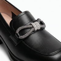 Mocassins Noirs Style Britannique Avec Nœud Papillon Pour Femmes - Studio — Detail Close-up