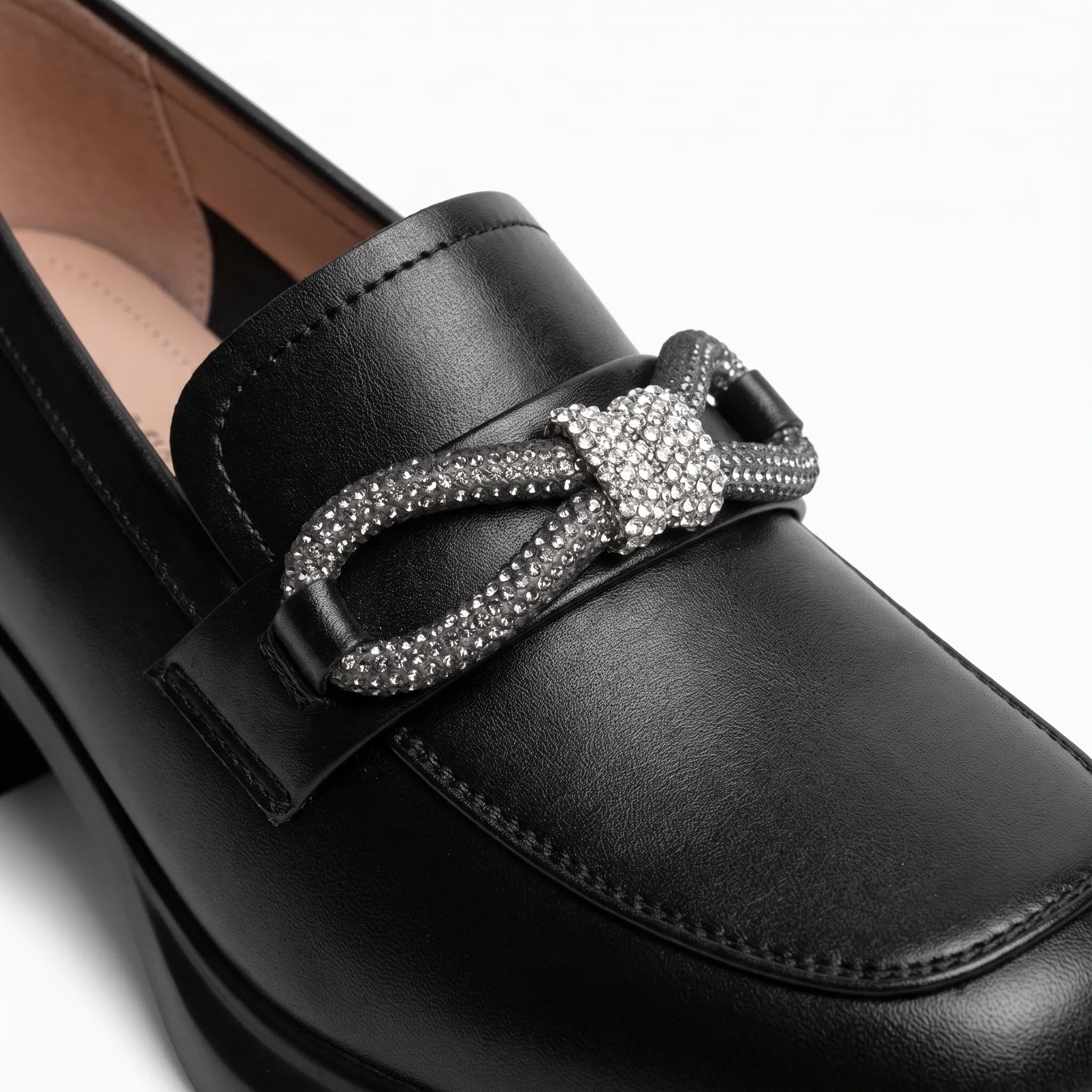 Mocassins Noirs Style Britannique Avec Nœud Papillon Pour Femmes - Studio — Detail Close-up Image
