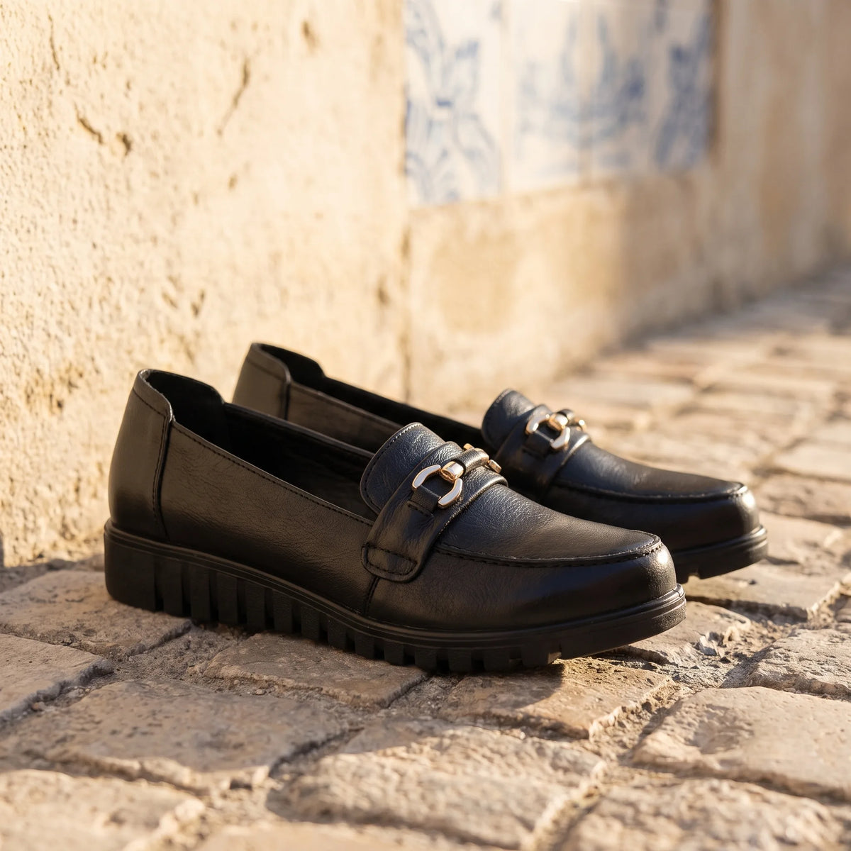 Mocassins Orthopédiques À Semelle Noire Pour Femmes - Lifestyle — Mediterranean Editorial
