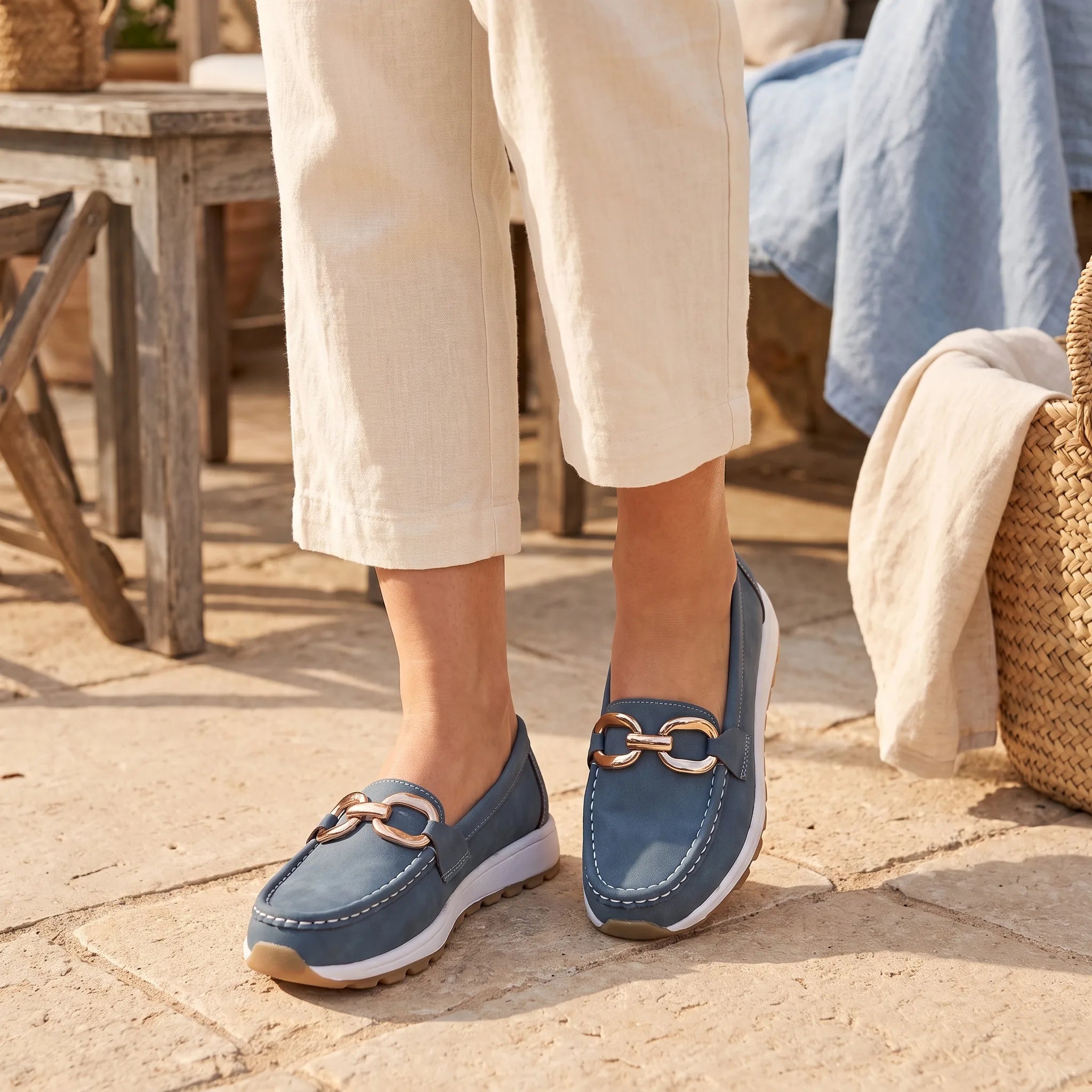 Mocassins Orthopédiques En Daim Compensés - On-foot — Top-down Worn View Image