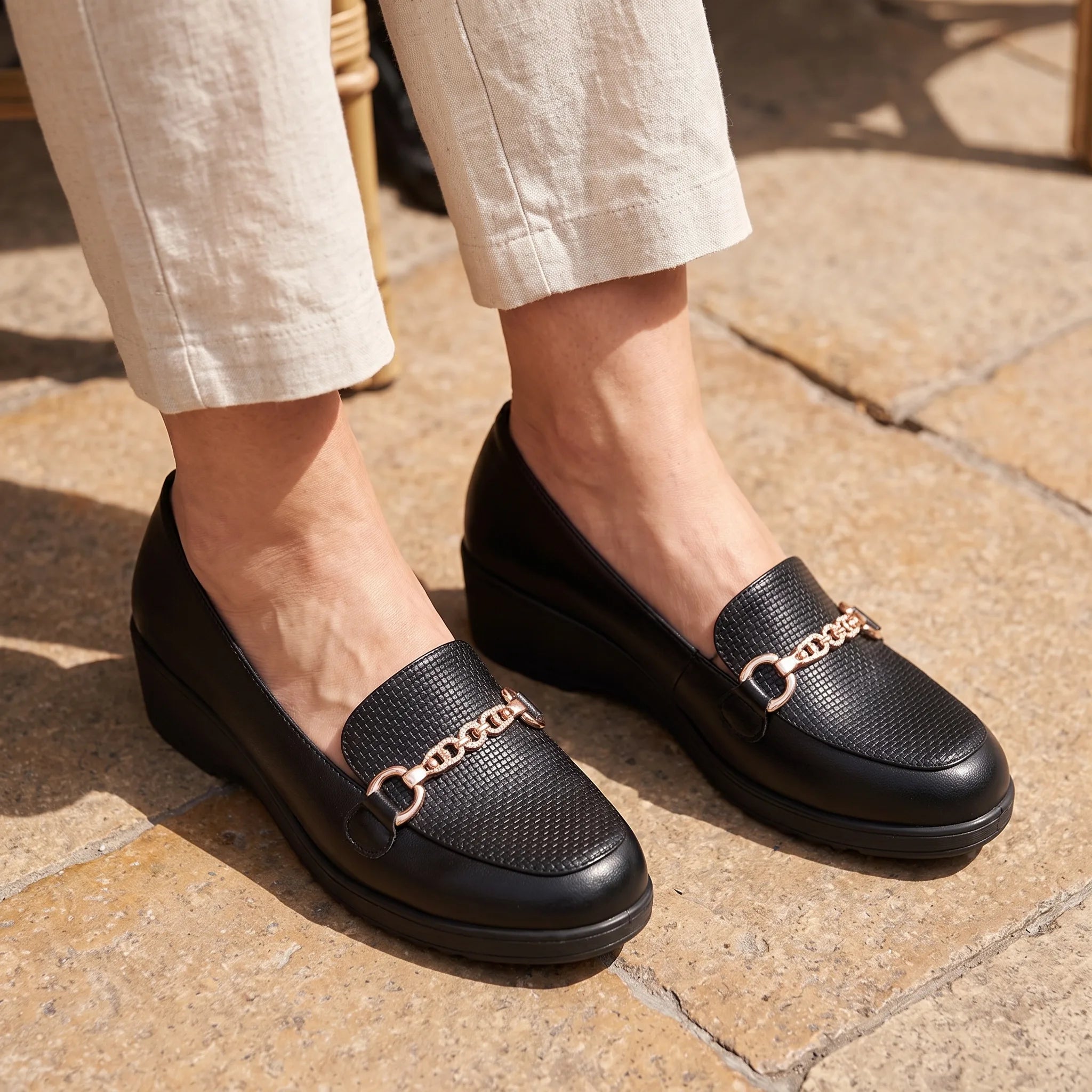 Mocassins Orthopédiques Noirs Plateforme Pour Femme - On-foot — Top-down Worn View Image