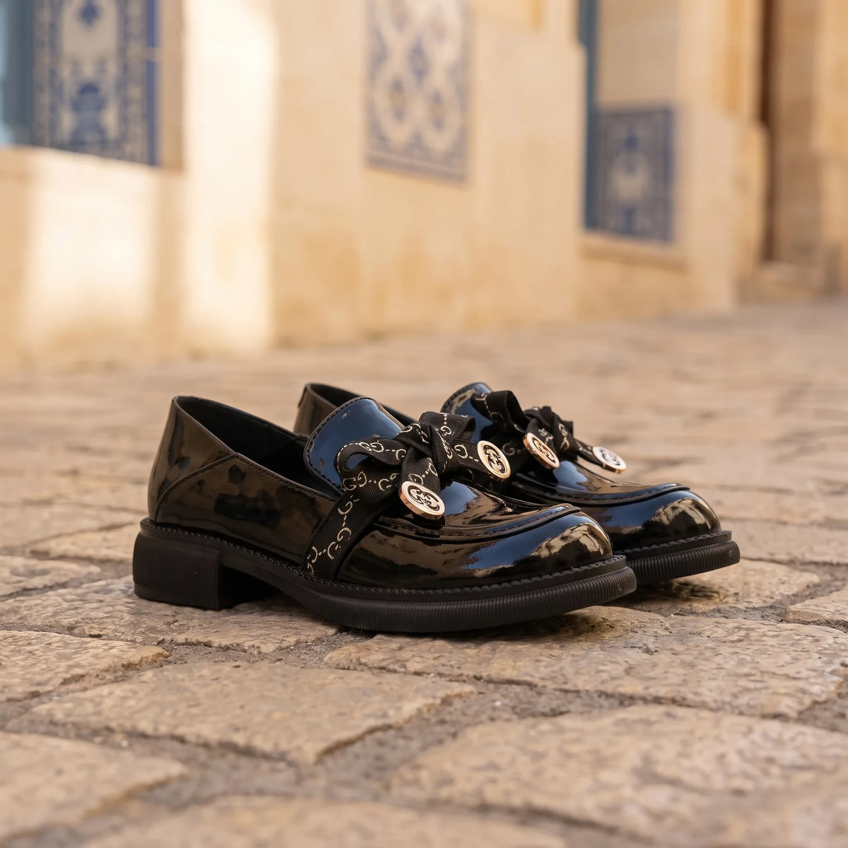 Mocassins Plateforme Nœud Papillon Noir Pour Femmes - Lifestyle — Mediterranean Editorial