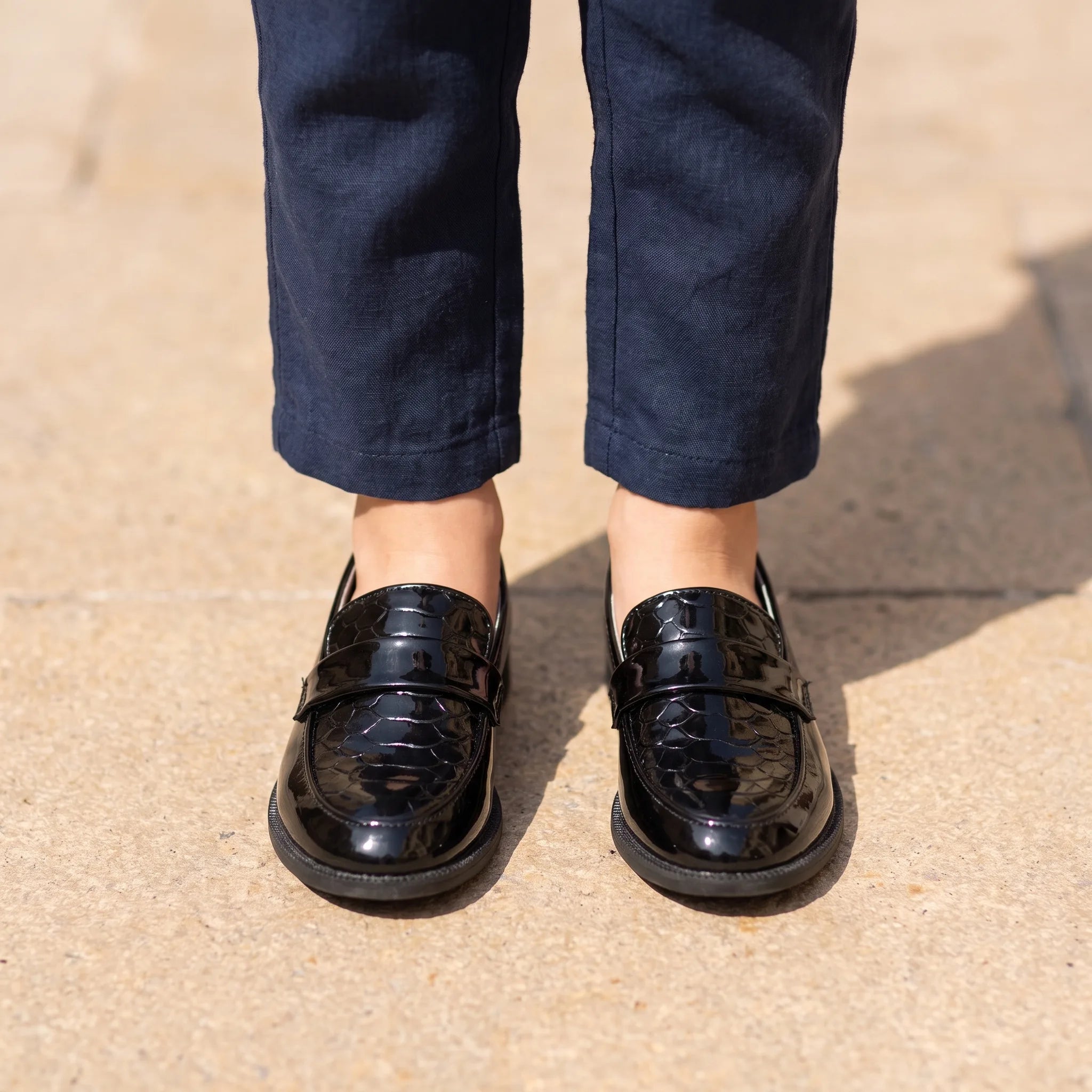 Mocassins Polyvalents En Cuir Vernis Pour Garçons - On-foot — Top-down Worn View Image