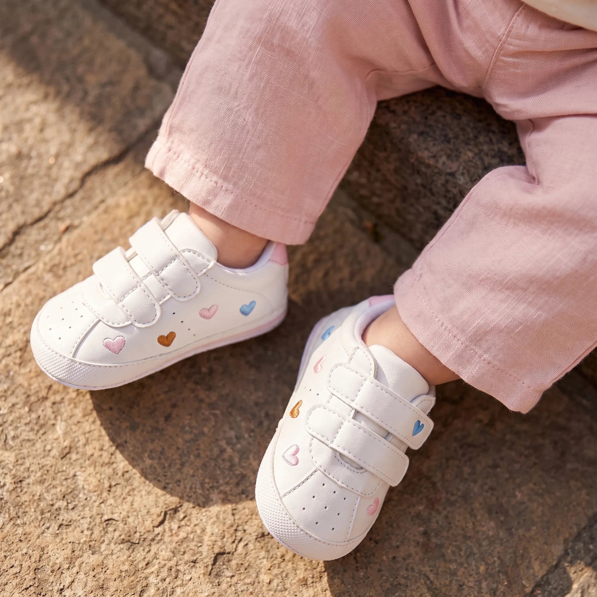 Mocassins Pour Bébé Fille À Motif Coeur - On-foot — Top-down Worn View Image