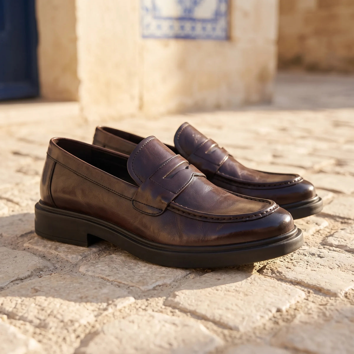 Mocassins Pour Homme En Cuir Véritable De Couleur Marron - Lifestyle — Mediterranean Editorial