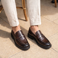 Mocassins Pour Homme En Cuir Véritable De Couleur Marron - On-foot — Top-down Worn View