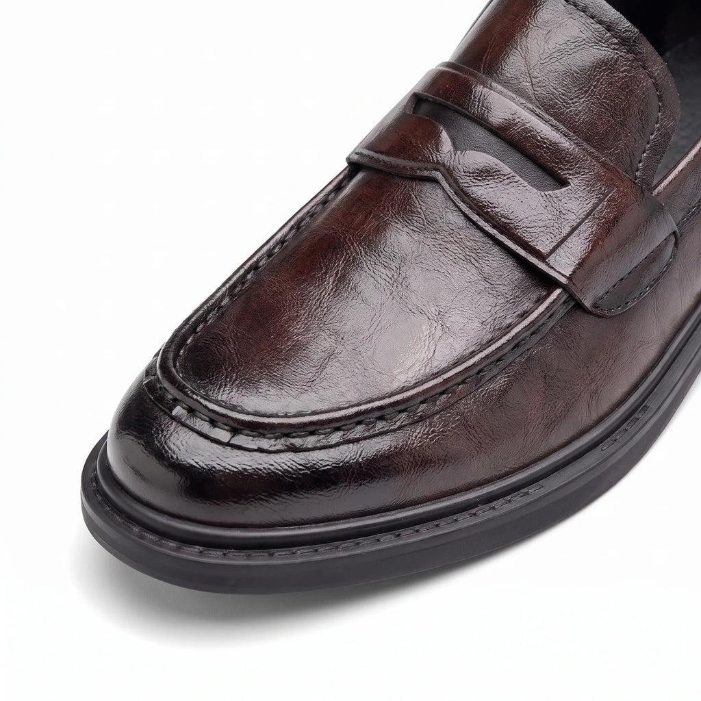 Mocassins Pour Homme En Cuir Véritable De Couleur Marron - Studio — Detail Close-up