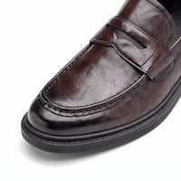 Mocassins Pour Homme En Cuir Véritable De Couleur Marron - Studio — Detail Close-up