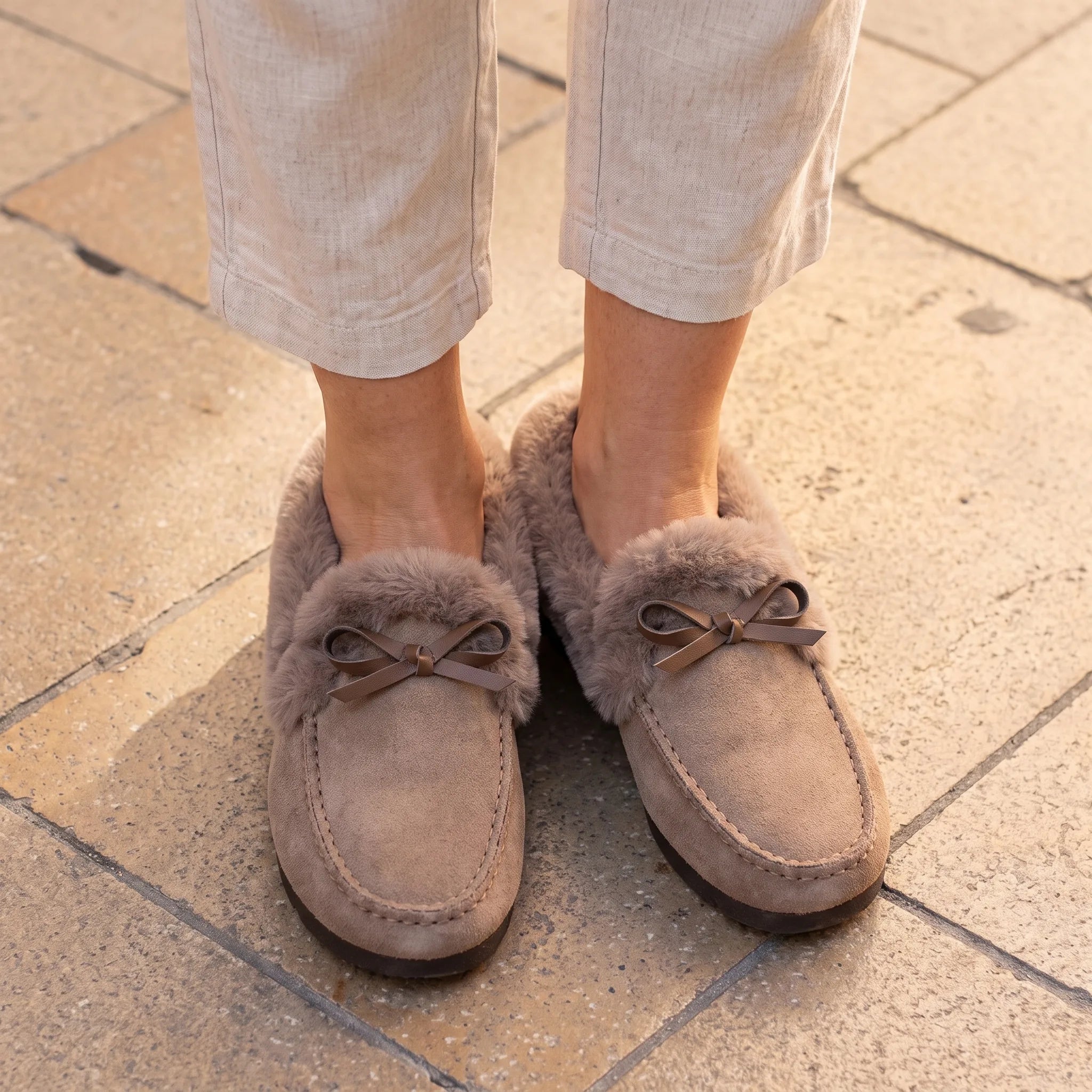 Mocassins Souples D’hiver Élégants En Fausse Fourrure - On-foot — Top-down Worn View Image