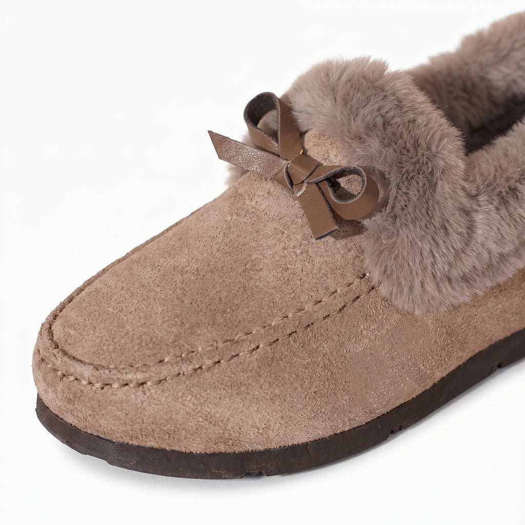 Mocassins Souples D’hiver Élégants En Fausse Fourrure - Studio — Detail Close-up