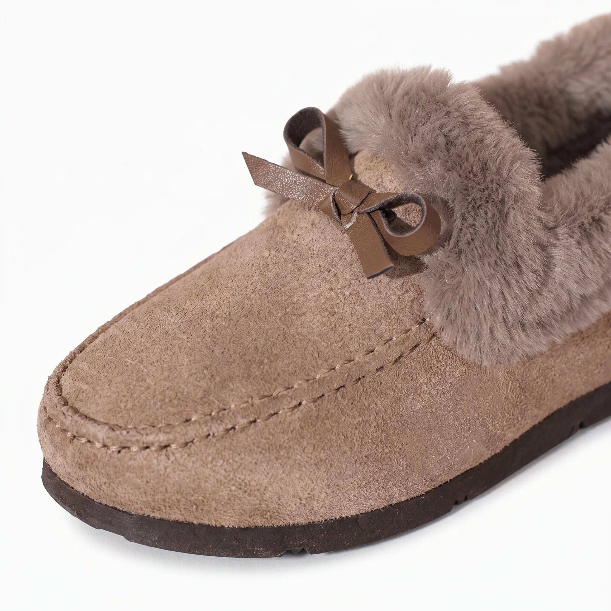 Mocassins Souples D’hiver Élégants En Fausse Fourrure - Studio — Detail Close-up Image
