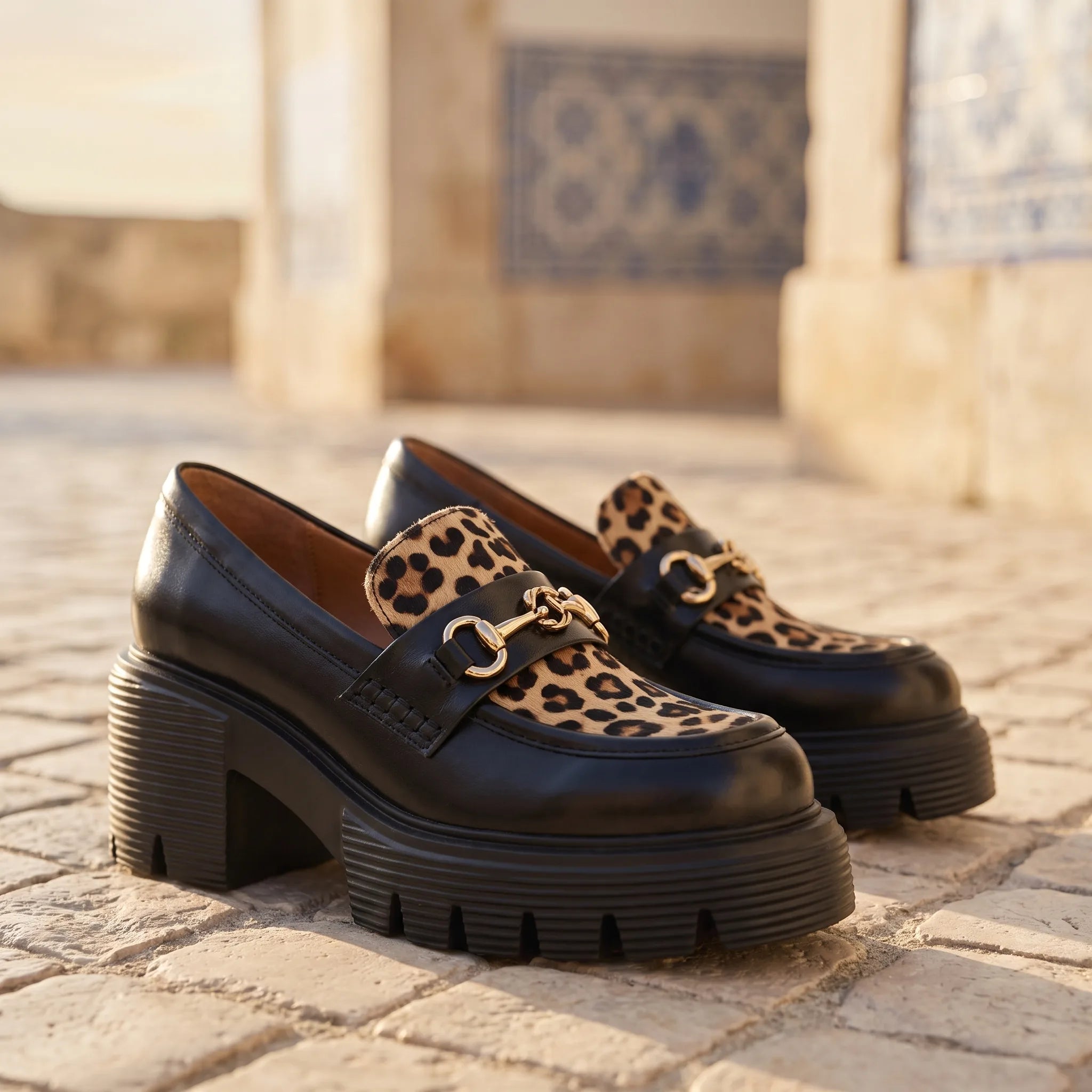 Mocassins Style British Avec Imprimé Léopard Et Boucles Dorées - Lifestyle — Mediterranean Editorial