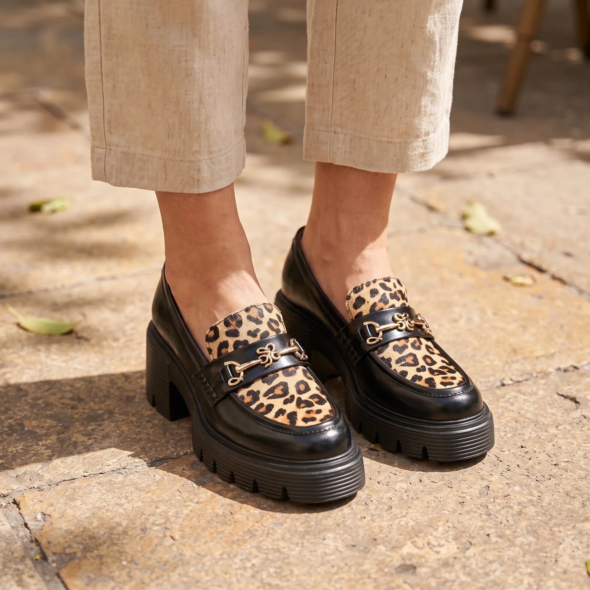 Mocassins Style British Avec Imprimé Léopard Et Boucles Dorées - On-foot — Top-down Worn View Image