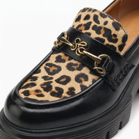Mocassins Style British Avec Imprimé Léopard Et Boucles Dorées - Studio — Detail Close-up