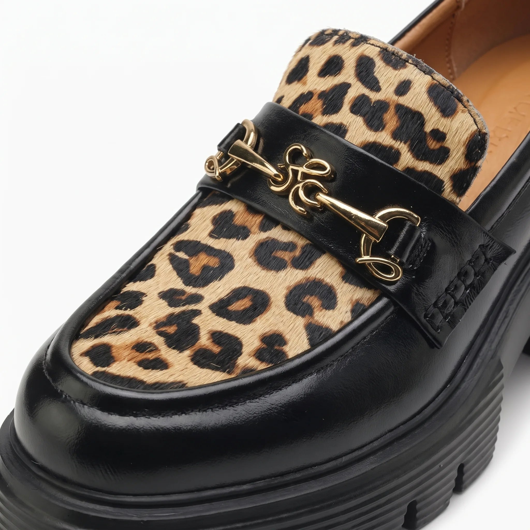Mocassins Style British Avec Imprimé Léopard Et Boucles Dorées - Studio — Detail Close-up Image