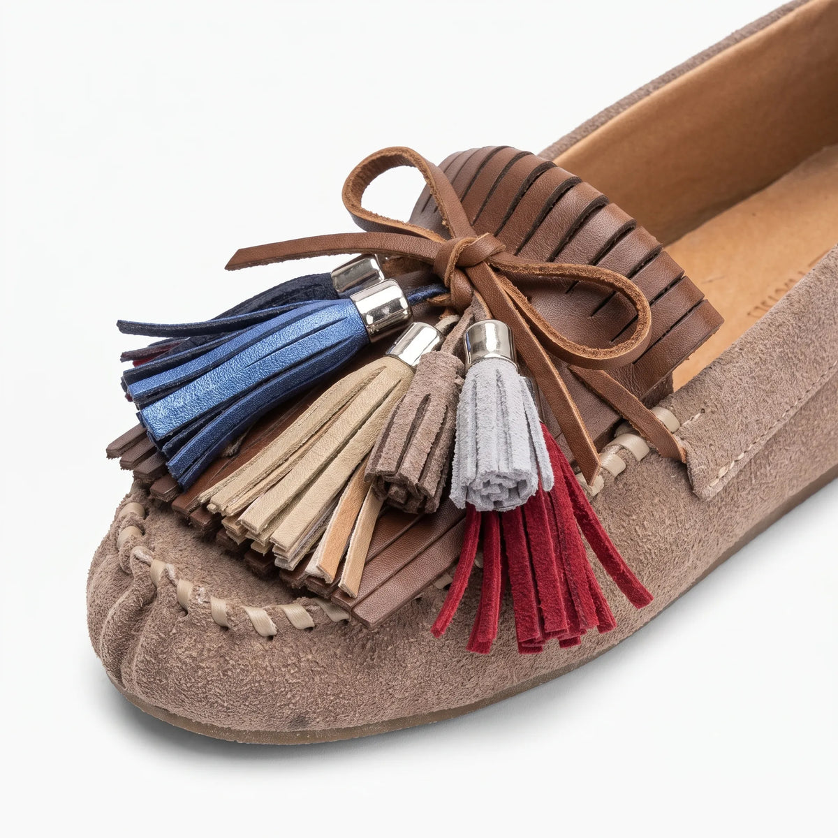 Mocassins style vintage à glands et motifs colorés en cuir pour femme - Studio — Detail Close-up