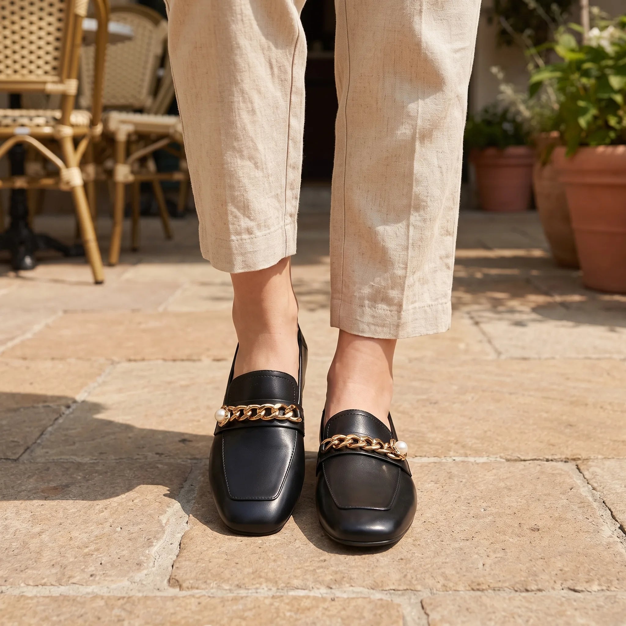 Mocassins Vernis À Petits Talons Et Chaîne - On-foot — Top-down Worn View Image