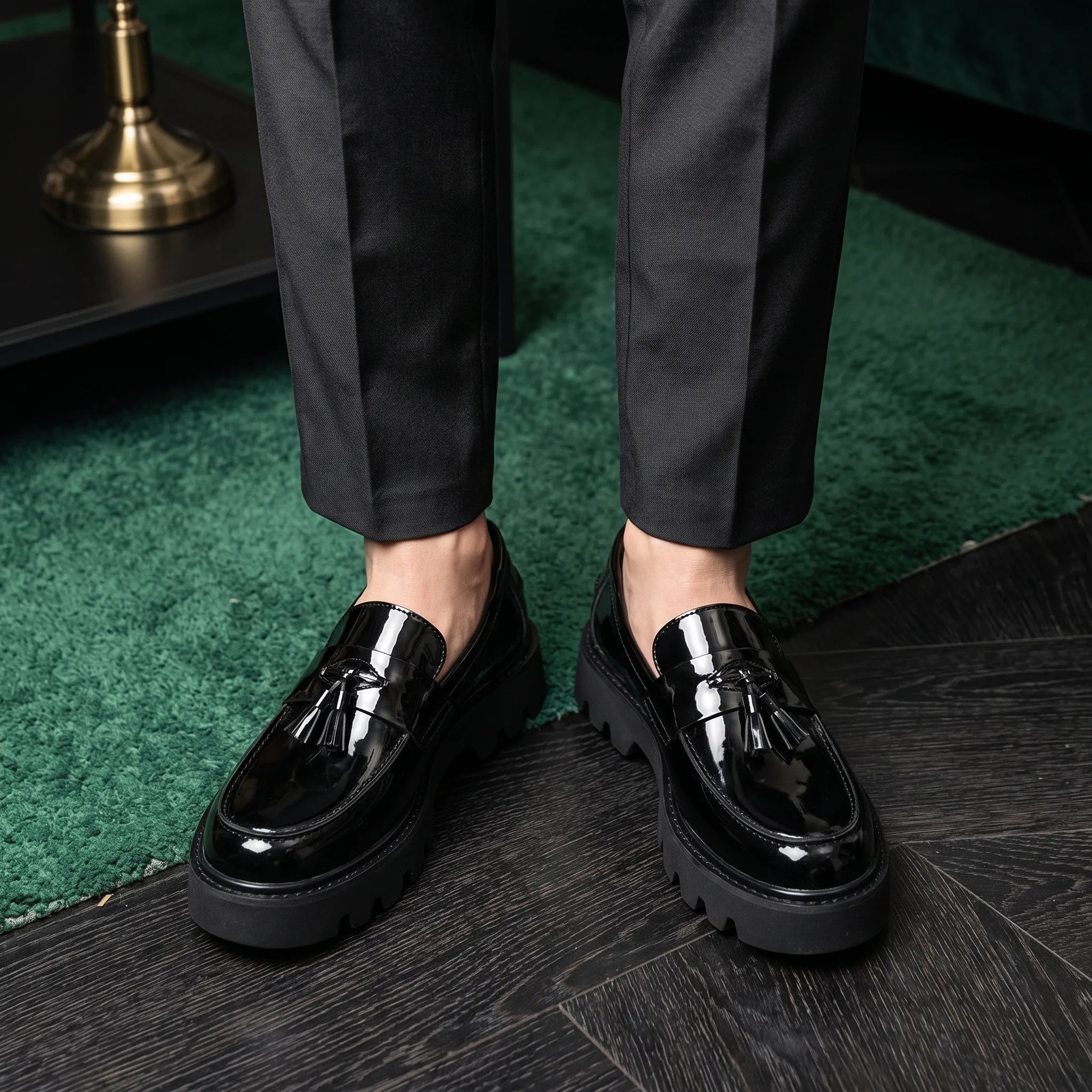 Mocassins Vernis À Plateforme Pour Hommes - On-foot — Top-down Worn View Image