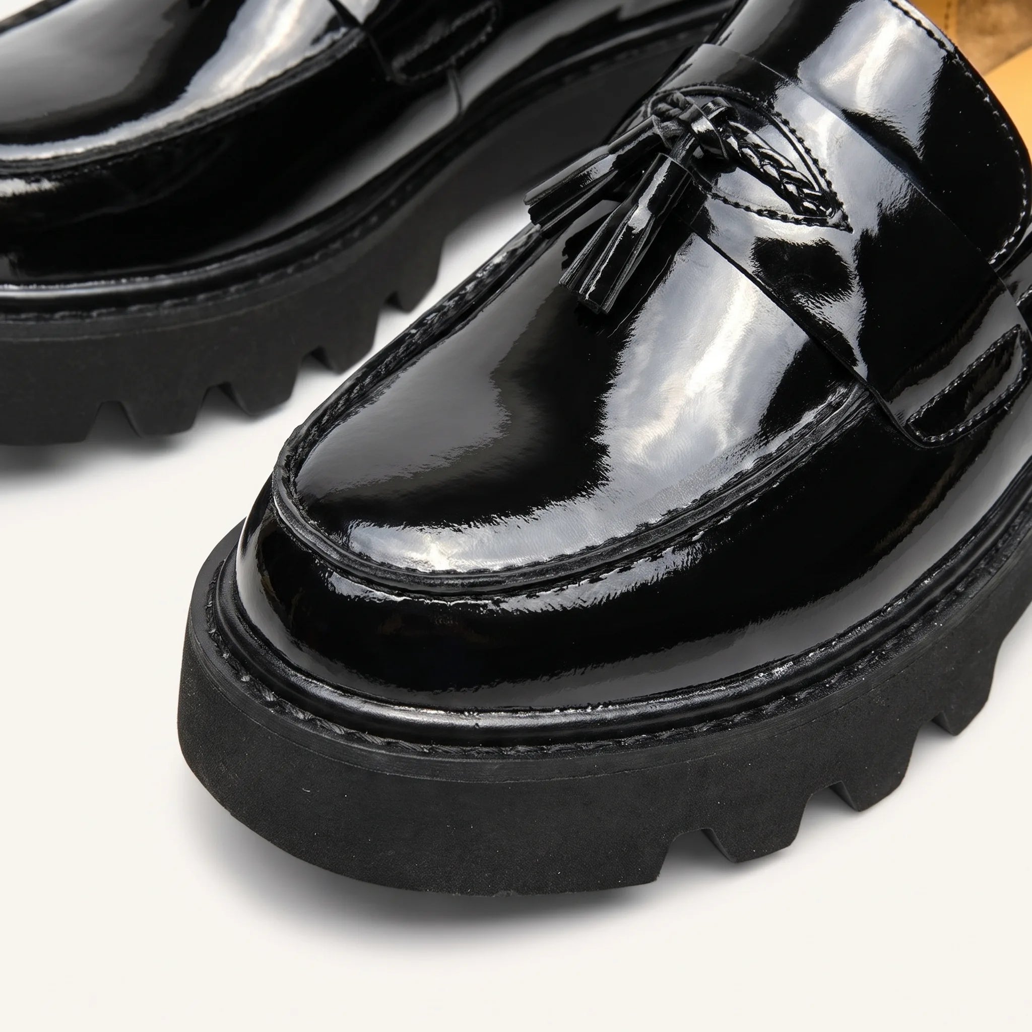 Mocassins Vernis À Plateforme Pour Hommes - Studio — Detail Close-up Image