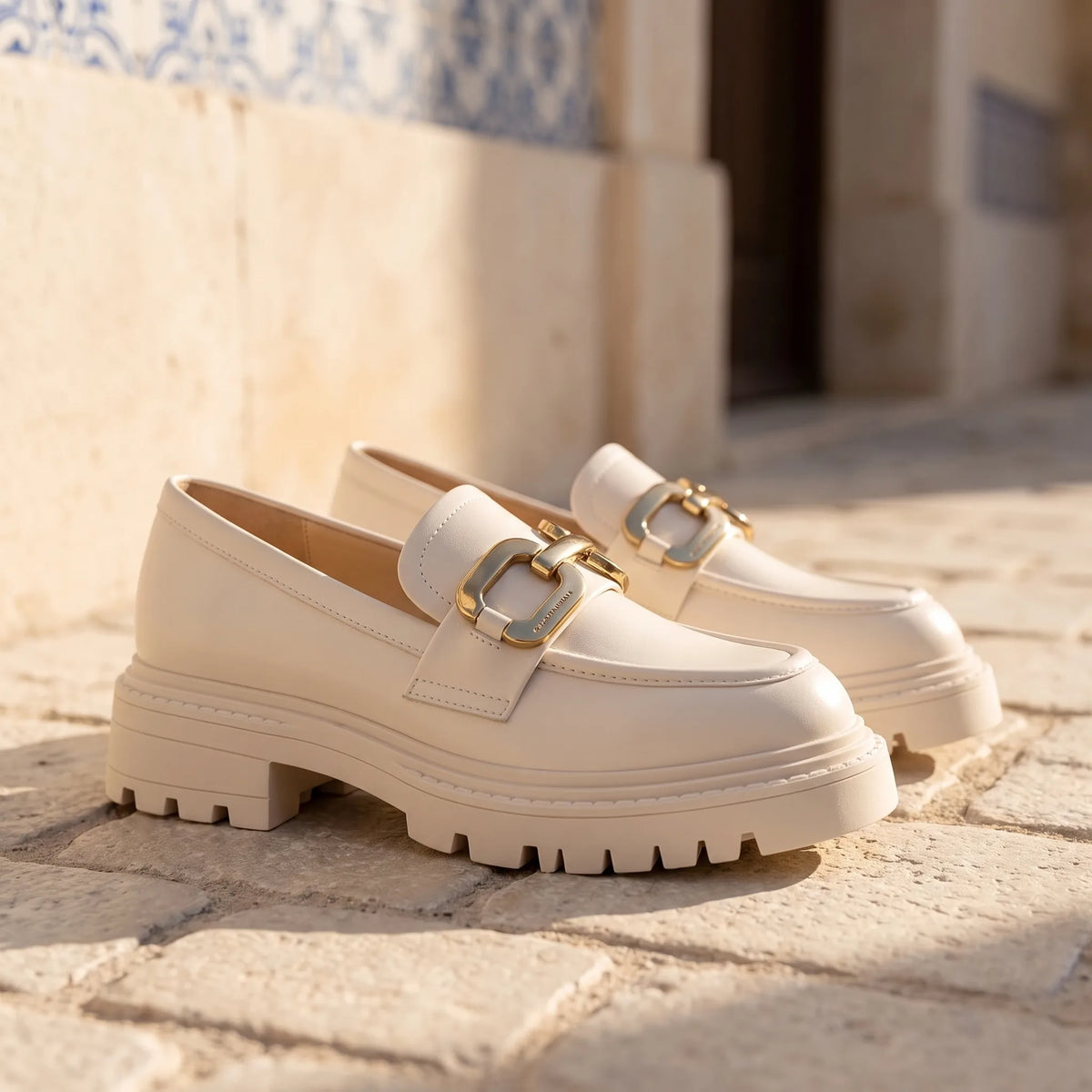 Mocassins Vernis À Semelle Épaisse et Grosse Boucle - Lifestyle — Mediterranean Editorial