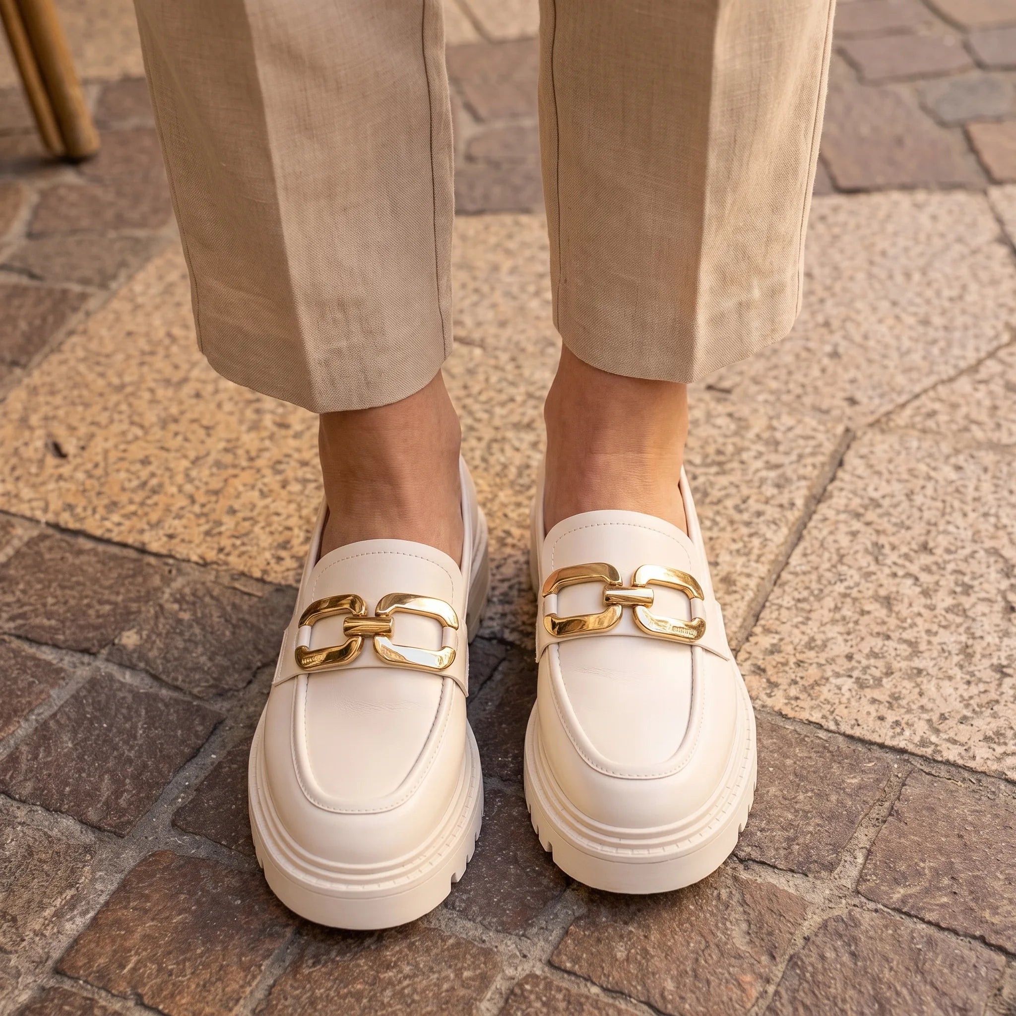 Mocassins Vernis À Semelle Épaisse et Grosse Boucle - On-foot — Top-down Worn View Image