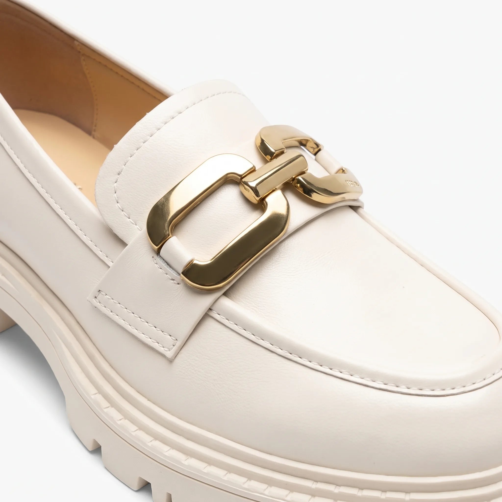 Mocassins Vernis À Semelle Épaisse et Grosse Boucle - Studio — Detail Close-up Image