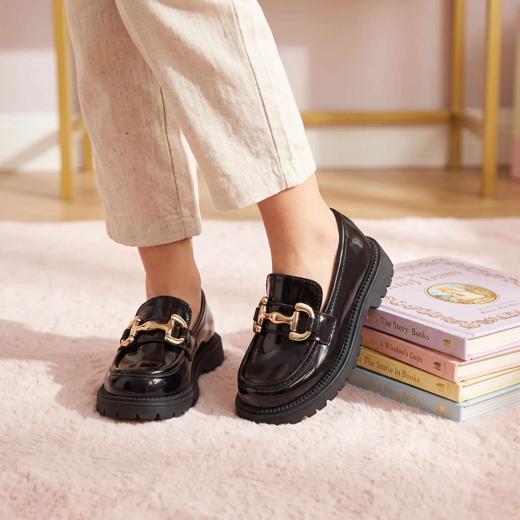 Mocassins Vernis Avec Une Chaîne Brillante Pour Fille - On-foot — Top-down Worn View Image