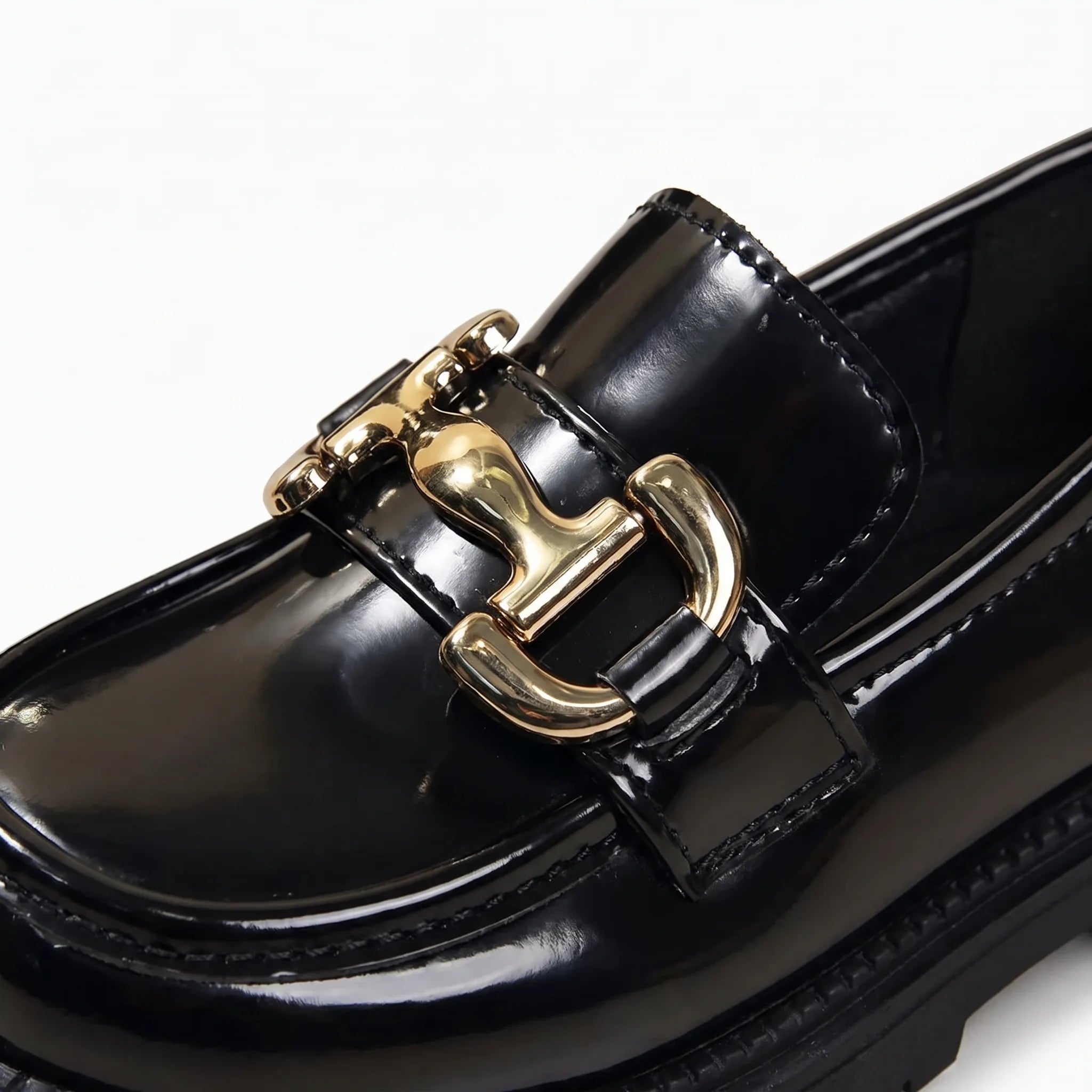 Mocassins Vernis Avec Une Chaîne Brillante Pour Fille - Studio — Detail Close-up Image