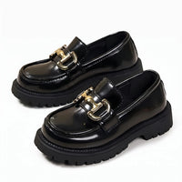 Mocassins Vernis Avec Une Chaîne Brillante Pour Fille - Studio — Front 3/4 Pair