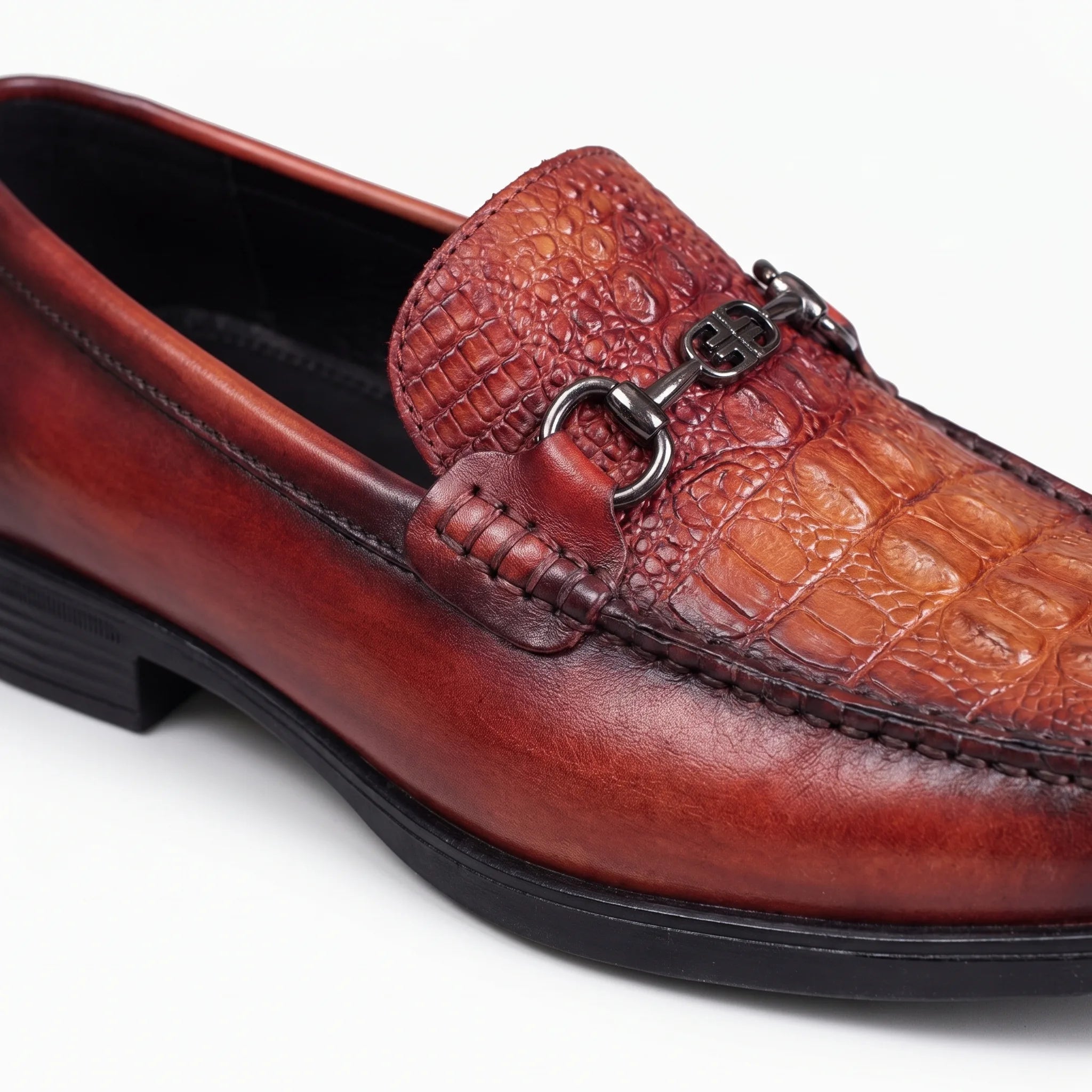 Mocassins Vernis Effet Crocodile De Luxe Pour Homme - Studio — Detail Close-up Image