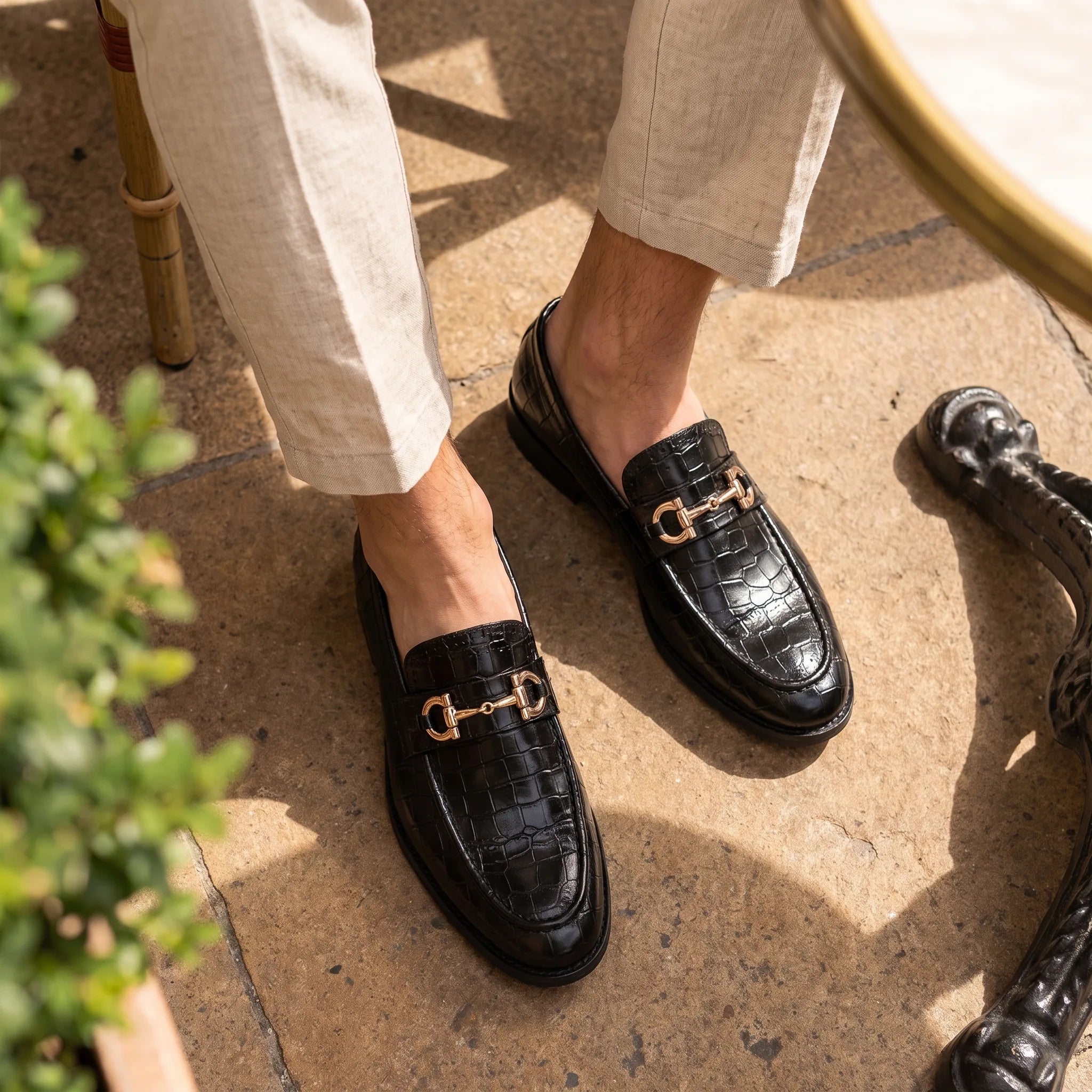Mocassins Vernis Noir Et Doré Pour Hommes - On-foot — Top-down Worn View Image