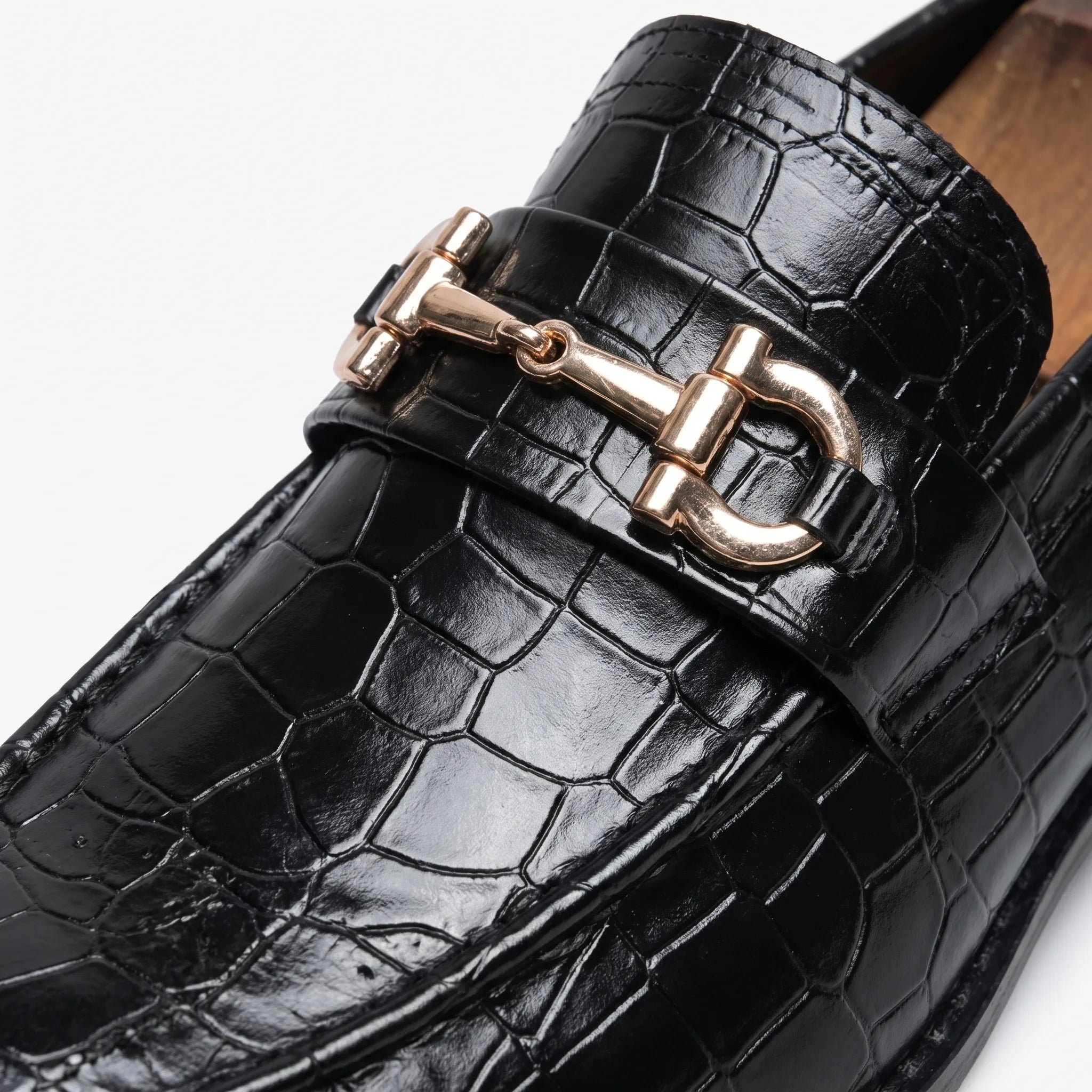 Mocassins Vernis Noir Et Doré Pour Hommes - Studio — Detail Close-up Image