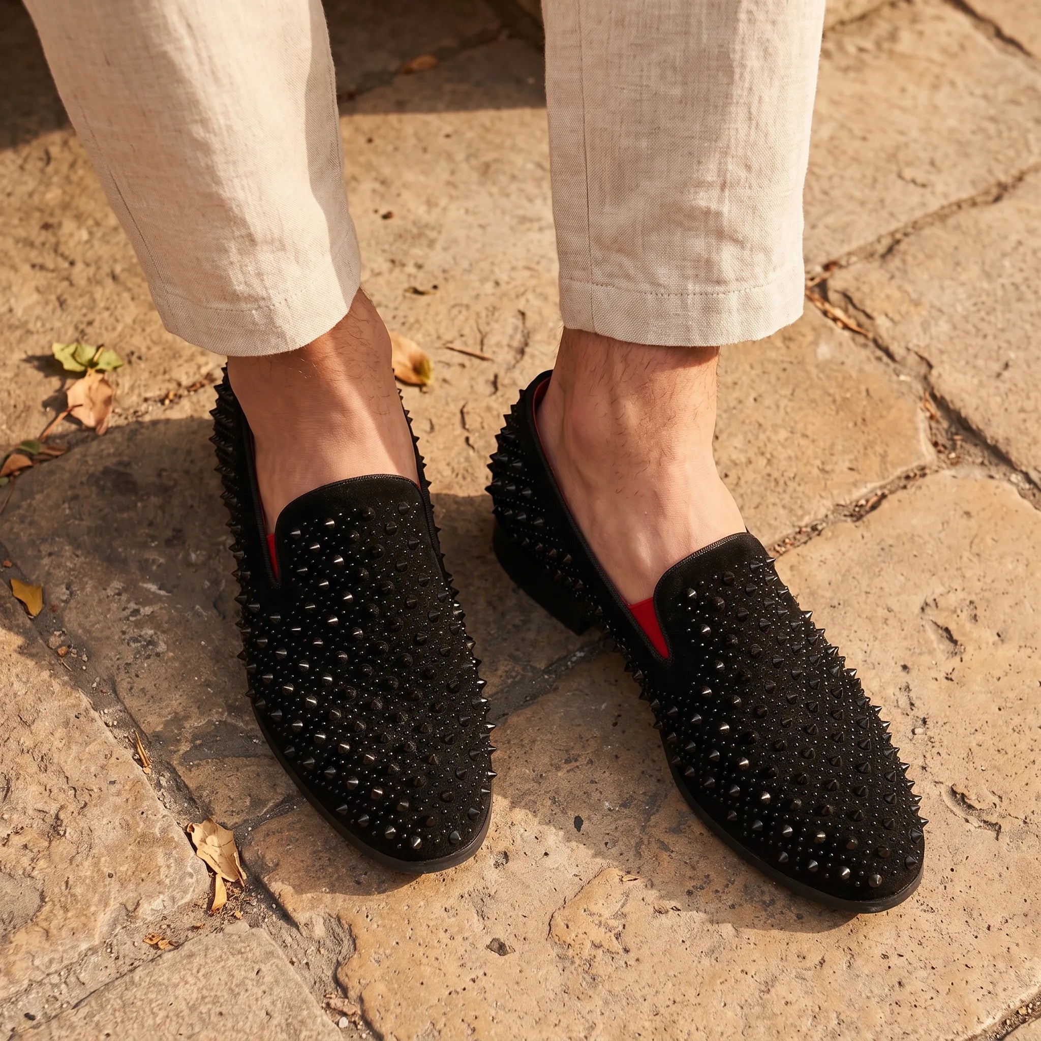 Mocassins Vernis Noirs Pour Hommes À Piques - On-foot — Top-down Worn View Image
